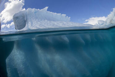 Halb oben und halb unten Foto eines Eisbergs vor Danco Island, Antarktis, Polarregionen - RHPLF20560