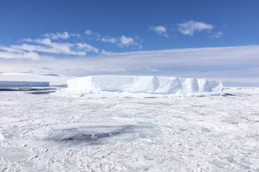 Eisberg im winterlichen Meereis im Weddellmeer, Antarktis, Polarregionen - RHPLF20564