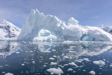 Detail eines Eisbergs in der Paradise Bay, Antarktis, Polarregionen - RHPLF20565