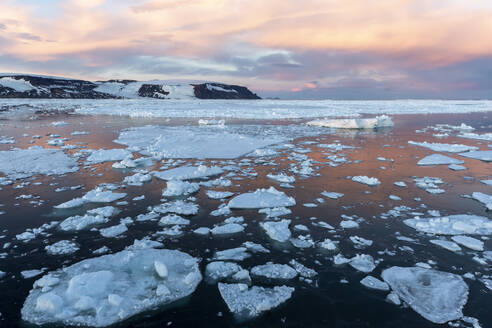 Sonnenuntergang auf dem Meereis des ersten Jahres bei Cogburn Island, Weddellmeer, Antarktis, Polarregionen - RHPLF20567