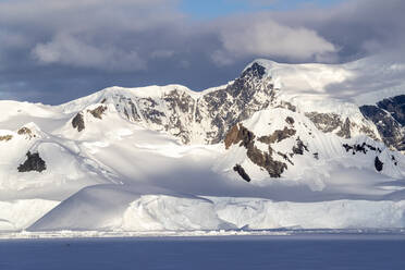 Festes Eis und schneebedeckte Berge in der Wilhamena-Bucht, Antarktis, Polarregionen - RHPLF20579