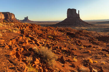 Monument Valley bei Sonnenaufgang, Monument Valley Tribal Park, Arizona, Vereinigte Staaten von Amerika, Nordamerika - RHPLF20598