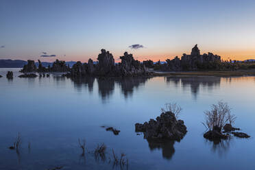 Tuffsteinformationen am Mono Lake, South Tufa State Reserve, Sierra Nevada, Kalifornien, Vereinigte Staaten von Amerika, Nordamerika - RHPLF20604