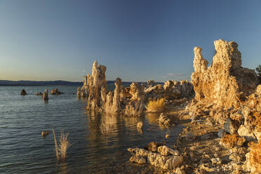 Tuffsteinformationen am Mono Lake, South Tufa State Reserve, Sierra Nevada, Kalifornien, Vereinigte Staaten von Amerika, Nordamerika - RHPLF20608