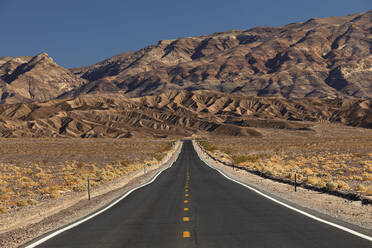 Straße durch den Death Valley National Park, Funeral Mountains, Kalifornien, Vereinigte Staaten von Amerika, Nordamerika - RHPLF20612