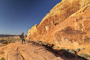 Tourist im Valley of Fire State Park, Nevada, Vereinigte Staaten von Amerika, Nordamerika - RHPLF20623