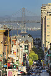 Blick von der California Street auf die Oakland Bay Bridge, San Francisco, Kalifornien, Vereinigte Staaten von Amerika, Nord-Amerika - RHPLF20639