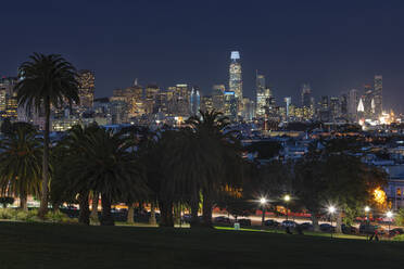 Blick vom Dolores Park auf die Skyline von San Francisco, Kalifornien, Vereinigte Staaten von Amerika, Nordamerika - RHPLF20642
