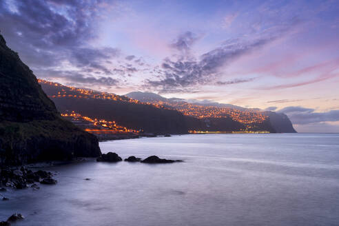 Abenddämmerung über dem beleuchteten Küstendorf Ponta do Sol, Insel Madeira, Portugal, Atlantik, Europa - RHPLF20648
