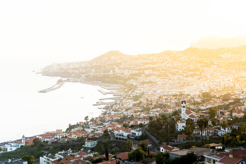 Nebel bei Sonnenuntergang über der Bucht von Funchal und der Stadt von Sao Goncalo aus gesehen, Insel Madeira, Portugal, Atlantik, Europa - RHPLF20650