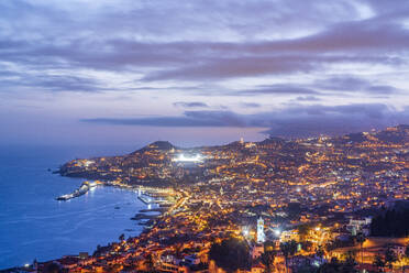 Dämmerung über der beleuchteten Stadt Funchal von Sao Goncalo aus gesehen, Insel Madeira, Portugal, Atlantik, Europa - RHPLF20651