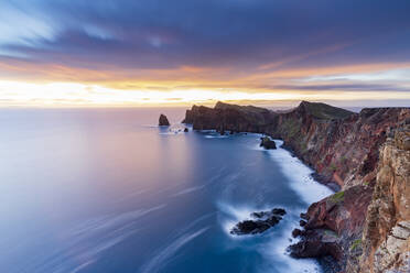 Dramatischer Himmel in der Morgendämmerung auf vom Meer umspülten Klippen vom Aussichtspunkt Ponta Do Rosto, Halbinsel Sao Lourenco, Madeira, Portugal, Atlantik, Europa - RHPLF20652