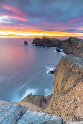 Wellen, die in der Morgendämmerung an die Klippen schlagen, Ponta Do Rosto, Halbinsel Sao Lourenco, Canical, Insel Madeira, Portugal, Atlantik, Europa - RHPLF20654