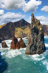 Majestätische Spitze eines von den Wellen getroffenen Felsens, Aussichtspunkt Sao Lourenco, Canical, Insel Madeira, Portugal, Atlantik, Europa - RHPLF20656