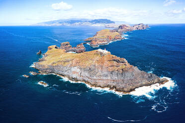 Luftaufnahme eines Leuchtturms auf Klippen im blauen Atlantik, Halbinsel Sao Lourenco, Canical, Insel Madeira, Portugal, Europa - RHPLF20658