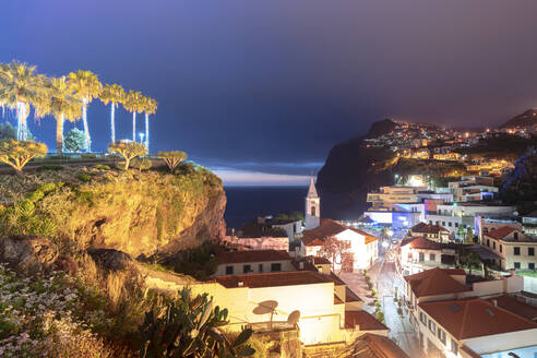 Altstadt von Camara de Lobos und Klippen in der Abenddämmerung, Insel Madeira, Portugal, Atlantik, Europa - RHPLF20661