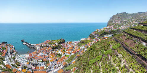 Terrassenförmig angelegte Felder auf den Hügeln oberhalb der Küstenstadt Camara de Lobos, Insel Madeira, Portugal, Atlantik, Europa - RHPLF20663