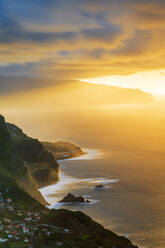 Brennender Himmel bei Sonnenuntergang über den Dörfern Arco de Sao Jorge und Ponta Delgada, Insel Madeira, Portugal, Atlantik, Europa - RHPLF20667