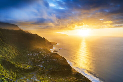 Wolken über Arco de Sao Jorge und Ponta Delgada, beleuchtet vom warmen Sonnenuntergang, Atlantik, Insel Madeira, Portugal, Europa - RHPLF20668