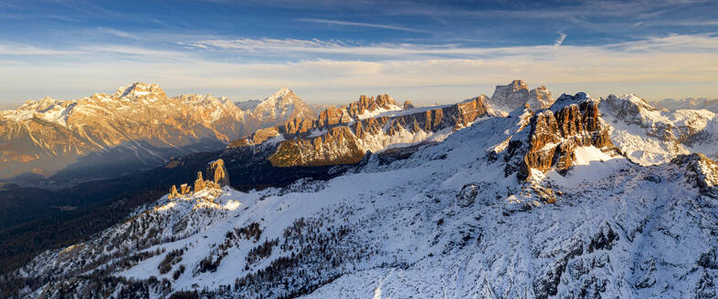 Cinque Torri, Sorapiss, Antelao, Pelmo, Averau und Lastoi De Formin Berge bei Sonnenuntergang, Luftaufnahme, Dolomiten, Veneto, Italien, Europa - RHPLF20669