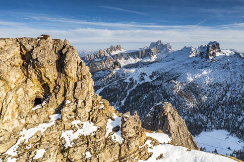 Felsentunnel aus dem Ersten Weltkrieg auf dem Berg Lagazuoi mit den Gipfeln Pelmo und Nuvolau im Hintergrund, Luftaufnahme, Naturpark der Ampezzaner Dolomiten, Venetien, Italien, Europa - RHPLF20670