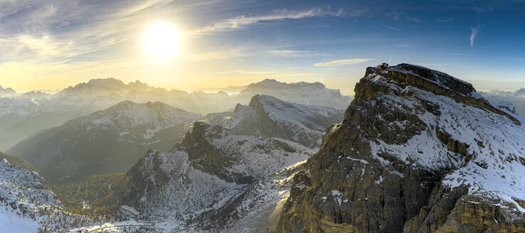 Luftaufnahme des Sonnenuntergangs über dem Berg Lagazuoi im Herbst, Fanis-Gruppe, Dolomiten, Provinz Belluno, Venetien, Italien, Europa - RHPLF20671