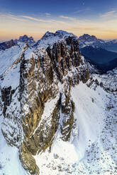 Luftaufnahme des majestätischen Nuvolau, Monte Pelmo und Civetta mit Schnee bedeckt bei Sonnenuntergang, Dolomiten, Venetien, Italien, Europa - RHPLF20673