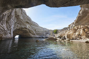 Die Sykia-Höhle auf der Insel Milos, ein verborgener Schatz und Drehort, Milos, Kykladen, Griechische Inseln, Griechenland, Europa - RHPLF20711