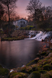 Mondim de Basto Wasserfall mit Mühlenhaus bei Sonnenuntergang, Norte, Portugal, Europa - RHPLF20724