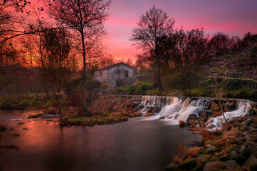 Mondim de Basto Wasserfall mit Mühlenhaus bei Sonnenuntergang, Norte, Portugal, Europa - RHPLF20726