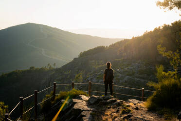 Frau betrachtet die Natur und die Berglandschaft von einem Aussichtspunkt in Mondim de Basto, Norte, Portugal, Europa - RHPLF20728