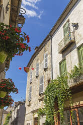 Frankreich, Departement Lot, Souillac, Verschlossene Fenster eines mittelalterlichen Hauses in einer historischen Stadt - GWF07106
