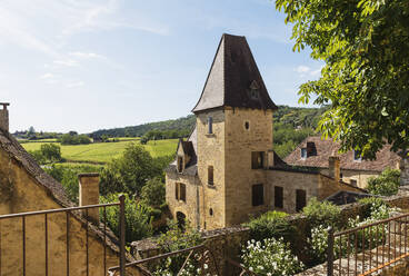 Frankreich, Dordogne, Montfort, Mittelalterliches Dorf im Sommer - GWF07107