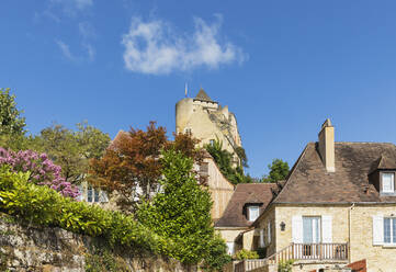 Frankreich, Dordogne, Castelnaud-la-Chapelle, Historisches mittelalterliches Dorf im Sommer mit Chateau de Castelnaud-La-Chapelle im Hintergrund - GWF07109