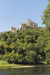 Frankreich, Dordogne, Castelnaud-la-Chapelle, Chateau de Castelnaud-La-Chapelle im Sommer - GWF07114