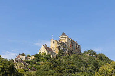 Frankreich, Dordogne, Castelnaud-la-Chapelle, Chateau de Castelnaud-La-Chapelle im Sommer - GWF07115