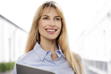 Lächelnde weibliche Fachkraft mit digitalem Tablet - PESF03111