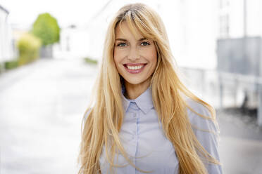 Schöne junge Geschäftsfrau mit langen blonden Haaren - PESF03113