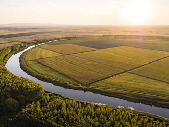 Luftaufnahme des Flusses und der weiten landwirtschaftlichen Felder im Sommer bei Sonnenuntergang - NOF00369