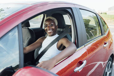 Young woman smiling while traveling in car - MEUF04005