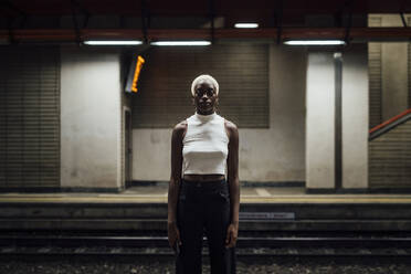 Junge Frau an der U-Bahn-Station stehend - MEUF04018