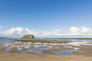 Sommerhimmel über Minnamurra Beach mit Stack Island im Hintergrund - FOF12132