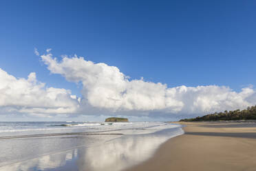 Wolken über Minnamurra Beach mit Stack Island im Hintergrund - FOF12138