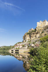 Frankreich, Dordogne, Beynac-et-Cazenac, Klarer Himmel über mittelalterlichem Dorf mit Klippenschloss - GWF07123