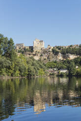 Frankreich, Dordogne, Beynac-et-Cazenac, Klarer Himmel über der Dordogne und der Burg auf der Klippe - GWF07127