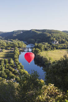 Roter Heißluftballon über der Dordogne - GWF07129