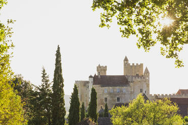 Frankreich, Dordogne, Beynac-et-Cazenac, Sonnenuntergang über Chateau de Beynac - GWF07134