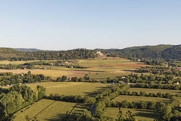 France, Dordogne, Beynac-et-Cazenac, Clear sky over countryside landscape - GWF07135