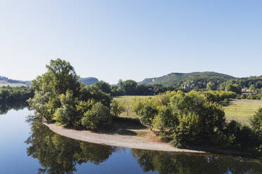 Der Fluss Dordogne und die umliegende Landschaft im Sommer - GWF07148