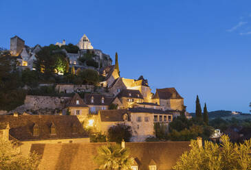 Frankreich, Dordogne, Beynac-et-Cazenac, Mittelalterliche Dorfhäuser in der Abenddämmerung - GWF07151